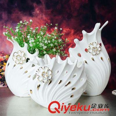 材質分類 美式鄉(xiāng)村清新貼花描金鏤空抽象陶瓷花瓶三件套 家居裝飾擺件批發(fā)-義烏市窩窩家工藝品提供材質分類 美式鄉(xiāng)村清新貼花描金鏤空抽象陶瓷花瓶三件套 家居裝飾擺件批發(fā)的相關介紹、產品、服務、圖片、價格義烏市窩窩家工藝品、陶瓷工藝品;樹脂工藝品;家居日用品;玻璃制品;仿真花批發(fā);工藝品